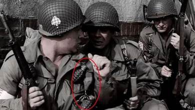 二戰，美軍為啥要將手榴彈掛在胸前？不怕被敵軍打爆嗎？