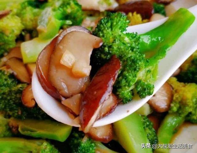 西蘭花炒香菇的家常做法，方法簡單，味道鮮美，營養又健康