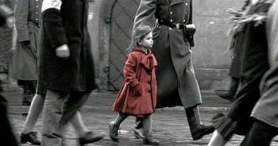 納粹德軍準備處決小女孩時，他沖出來喊：不，她能做小口徑炮彈！