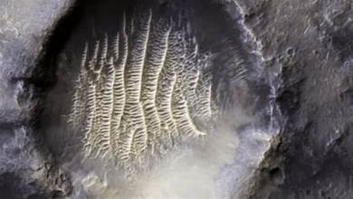 NASA公布火星隕石坑圖片，網民：看起來像外星人的腳印