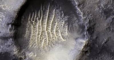 NASA公布火星隕石坑圖片，網民：看起來像外星人的腳印