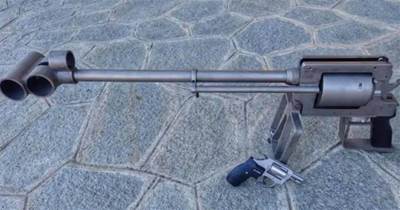盡重21斤 拿獨頭霰彈做彈藥 世界上最大號的轉輪手槍 沒有之一