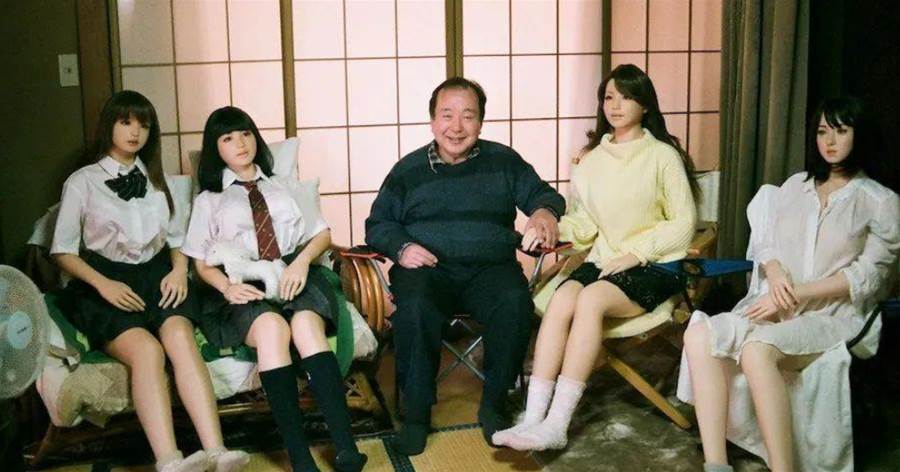 日本66歲阿貝爆紅網路，只因在家中和6個矽膠娃娃戀愛，卻和老婆分開過，網友：畫面很壯觀~