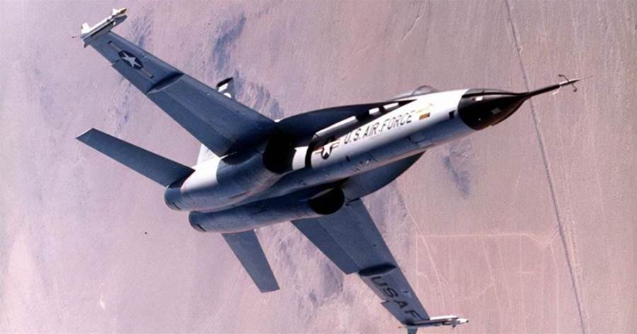 飛行的眼鏡蛇，美國YF-17輕型戰鬥機