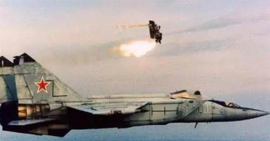 真正的「無人機」！飛行員跳傘後，戰機自己一口氣穿越5個國家