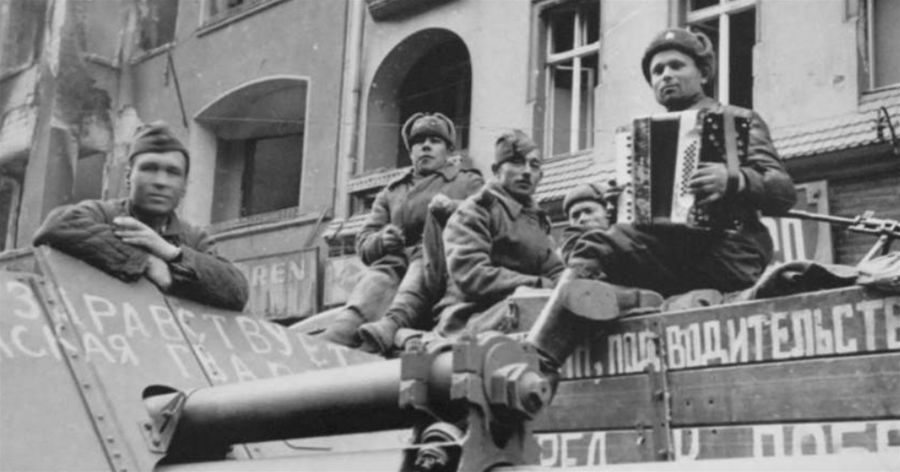 100萬蘇軍守住莫斯科，為何100萬德軍防御柏林：一個月都守不住？