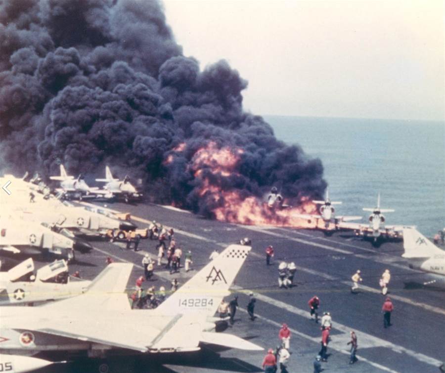 傷亡200人燒毀43架飛機！美國航母最嚴重的事故，是如何造成的？