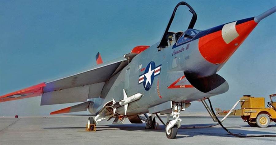 沃特XF8U-3十字軍III艦載截擊機，安裝可動尾翼的獨特設計