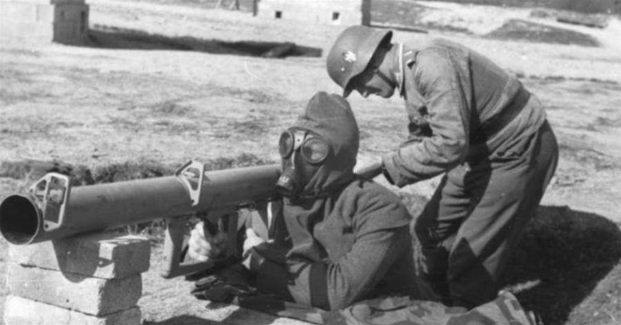 德軍的這種反坦克火箭筒為何要戴防毒面具和鋼盔才能發射？