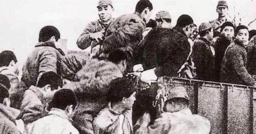 1958年，日本獵戶在山洞發現「野人」，警察抓到他后發現是中國人