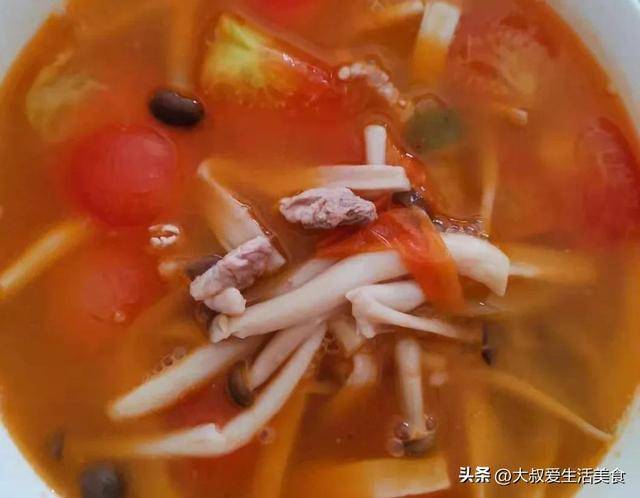 海鮮菇番茄肉片湯的家常做法，味道鮮美，湯汁酸香爽口，太好喝了