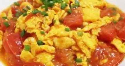 西紅柿炒雞蛋的家常做法，雞蛋滑嫩，味道鮮美，真是下飯的美食